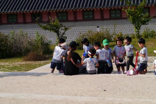 tiny Koreans on a fieldtrip